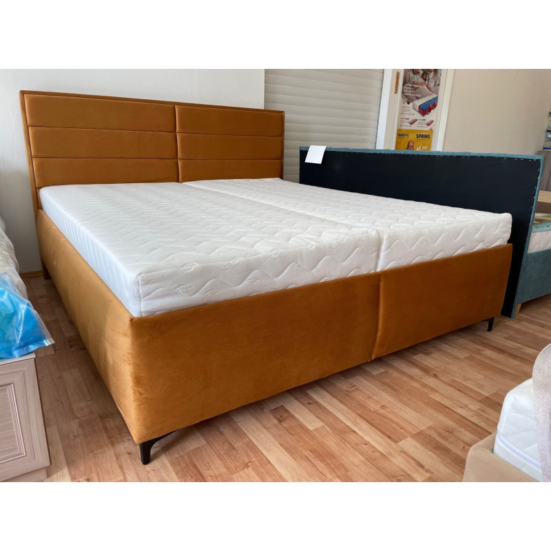 Elegantná celočalúnená posteľ s masívnym záhlavím